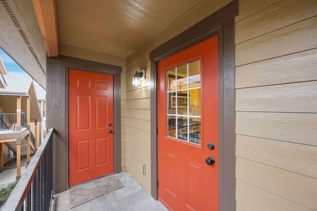 Building Photo - 2 Bed 2 Bath Condo - Near Shopping!