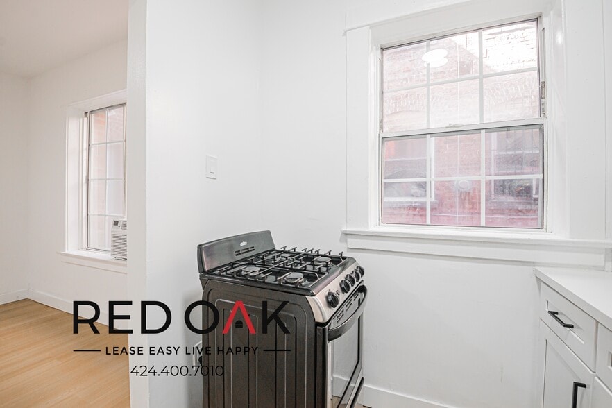 Building Photo - 1110 S Lake St