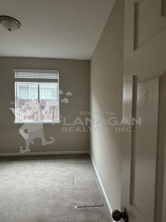 Building Photo - 4 Bedroom/ 2 Bathroom home in newer neighb...