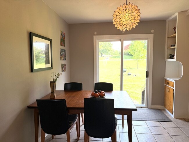 Building Photo - Hilltop Charm in Floyds Knobs – Spacious All-Brick Beauty with Room to Grow!