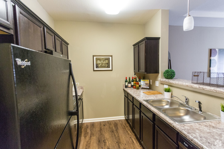 1BR, 1BA - Aspen - 828 SF - Kitchen - The Reserve at Oakleigh