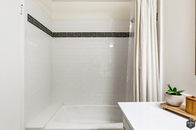 Building Photo - 5625 Green Valley Cir