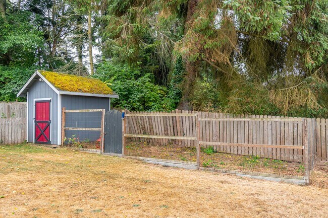 Building Photo - Charming Admirals Cove Home with Bonus Roo...