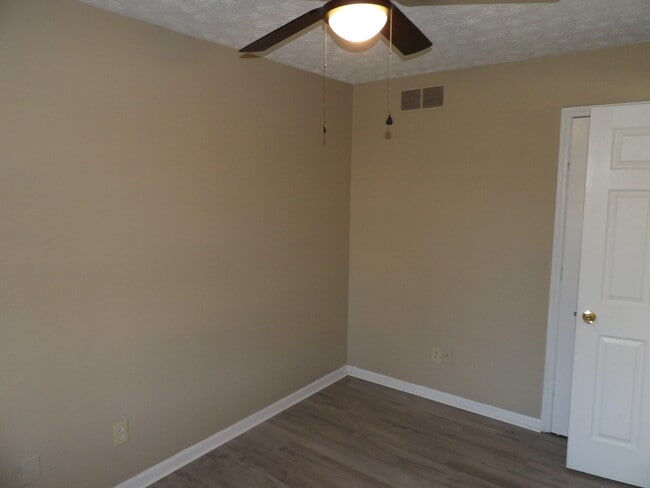 Building Photo - 217 Landings Dr