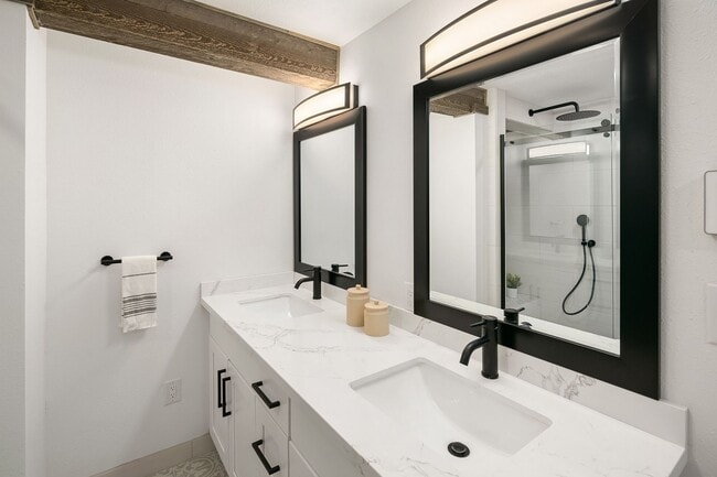Building Photo - Beautiful Home in Seward Park!