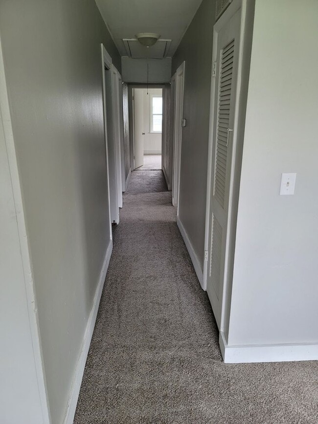 Building Photo - 4 Bedroom 1 Bathroom Single Family Home. C...