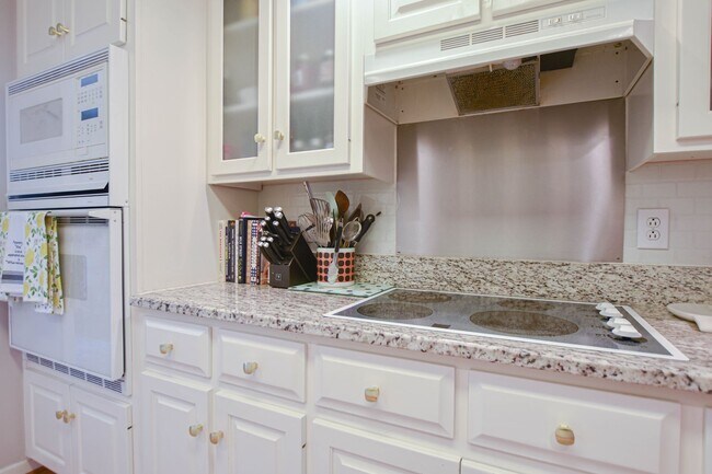 Building Photo - Pet Friendly Three Bedroom with Bonus!