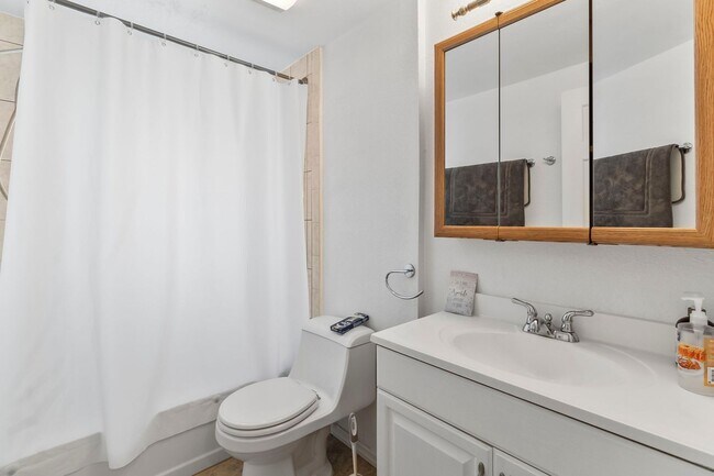 Building Photo - FURNISHED SHORT TERM RENTAL - 3 Bed / 2 Ba...
