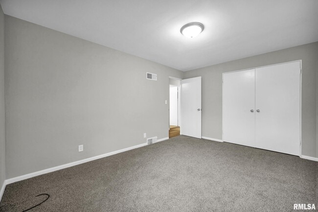 Building Photo - 1407 W Sunnyview Dr