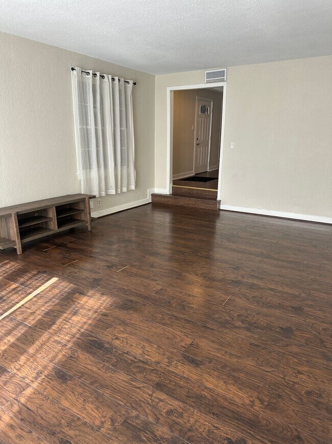 Building Photo - Large 5 Bedroom House in North Campus!