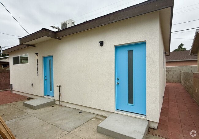 Building Photo - 3877 S Van Ness Ave