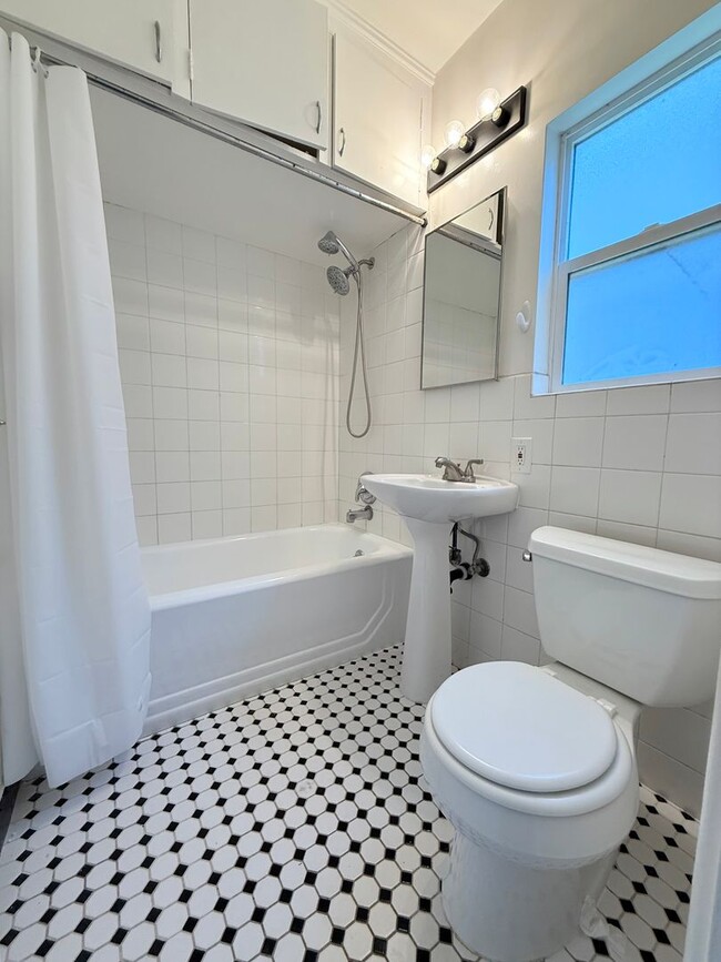 Building Photo - North Park 2/2+ Bonus room, garage and rea...