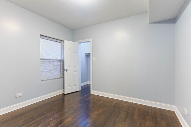 Building Photo - 7710 S Ridgeland Ave
