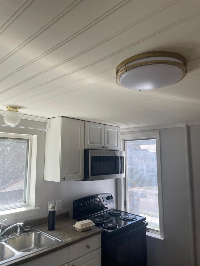 Building Photo - 71 Hickok St