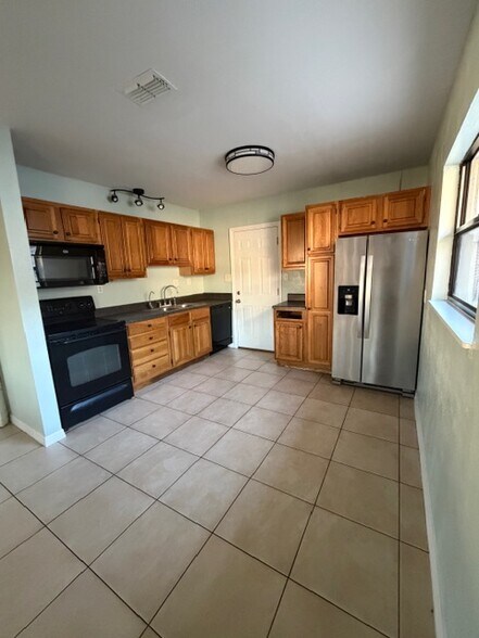 Kitchen - 3215 Roscoe Ave