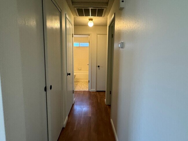 Building Photo - 3 Bedroom 2 bath with beautiful landscapin...