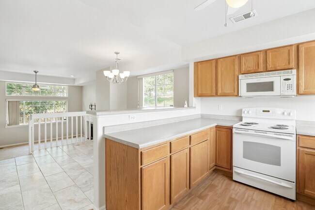 Building Photo - Bright End-Unit Townhome with 3 Beds, 2.5 ...