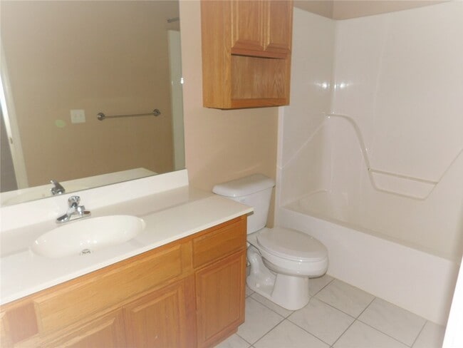 Building Photo - 910 SW Cheyenne Dr