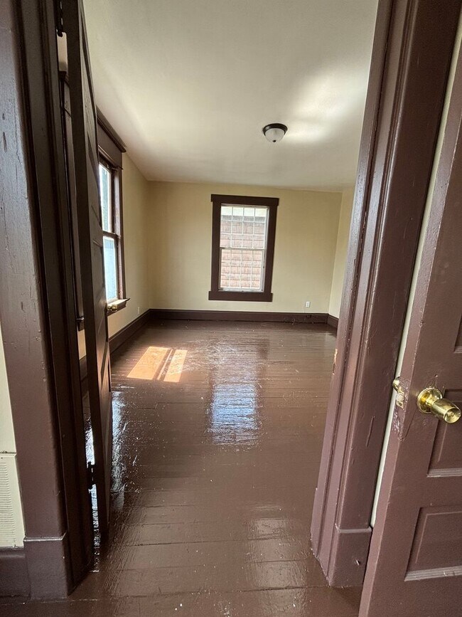 Building Photo - Newly Renovated 4 Bedroom Home