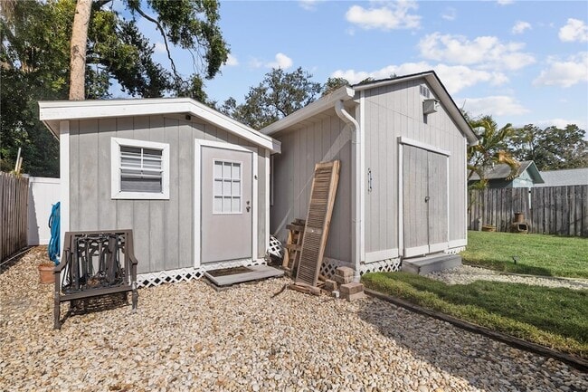 Building Photo - 227 W Fern St