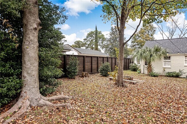 Building Photo - 725 E 53rd St