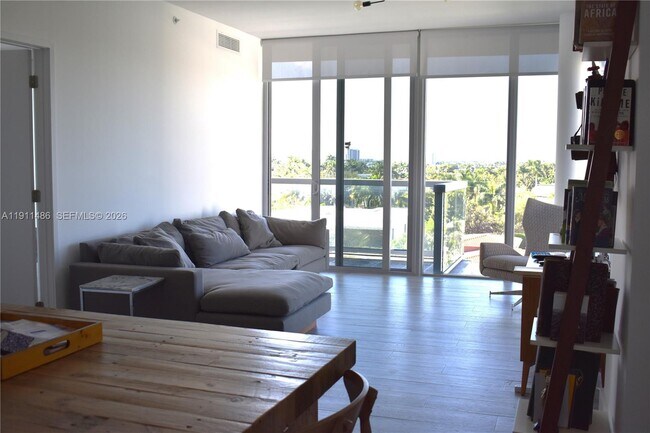 Building Photo - 9940 W Bay Harbor Dr