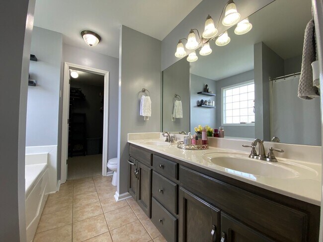 Building Photo - 3672 Fieldstone Dr