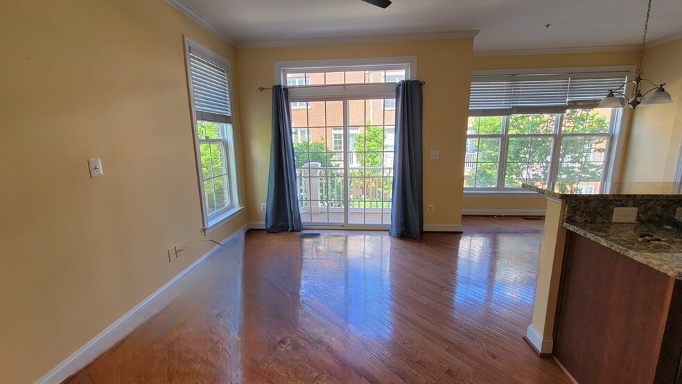 Sitting area off kitchen - 222 Herndon Station Sq