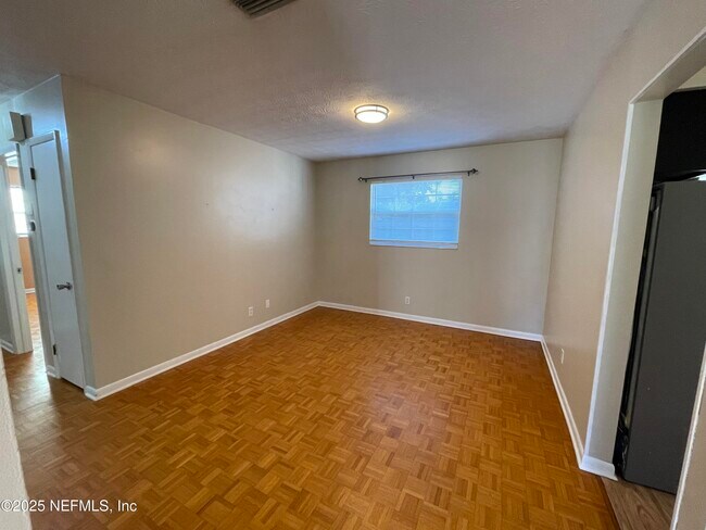 Building Photo - 1136 Willow Ln