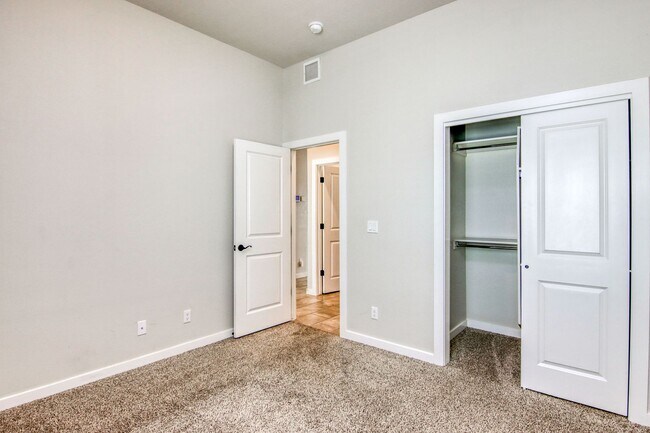 Building Photo - Beautiful East side House with 4 bed-2 baths