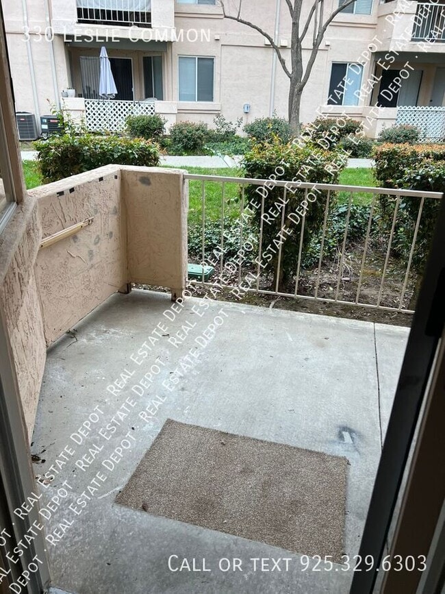 Building Photo - 330 Leslie Common