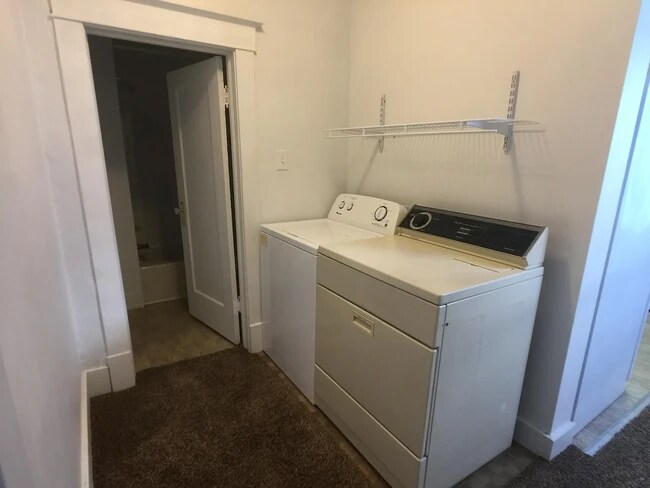 Building Photo - 729 E Linden Ave