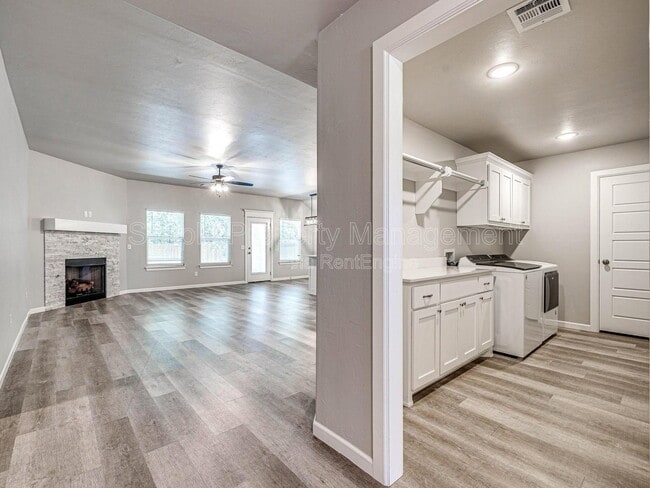 Building Photo - 400 Fallview Ct