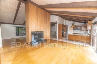 Building Photo - 180 Somerset Rd