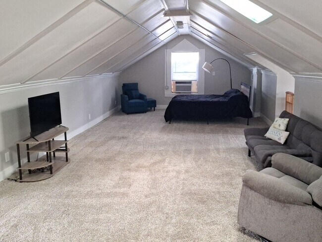 Building Photo - 1BR/1BA ready to rent 2 blocks from Lakebottom