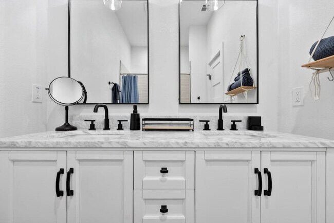 Building Photo - 921 E Hattie St