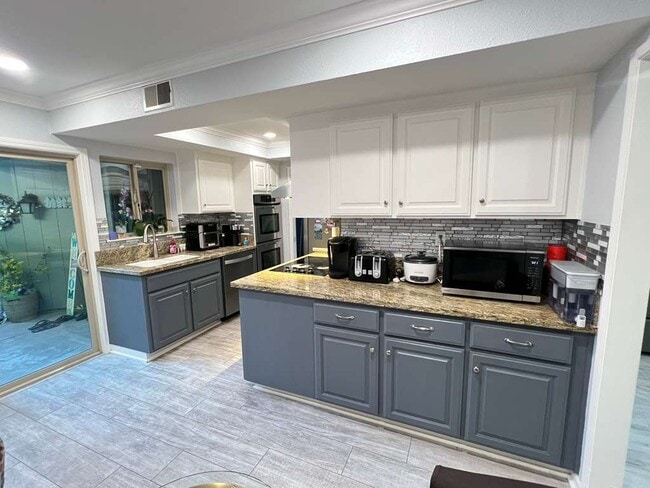 Building Photo - 7551 Maywood Dr