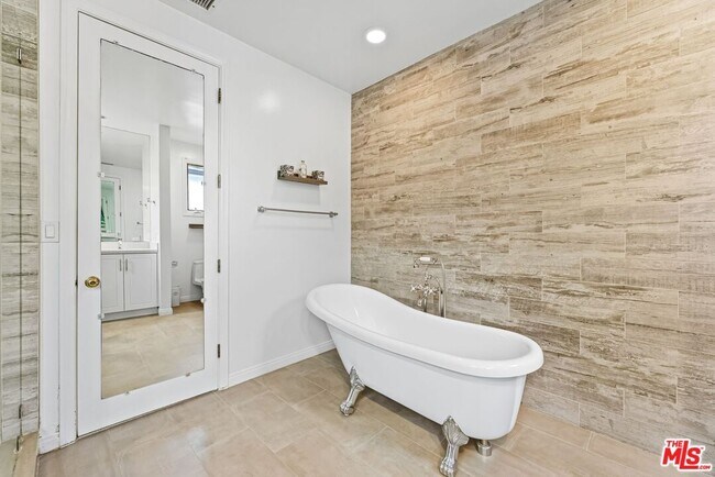 Building Photo - 16015 W Northfield St