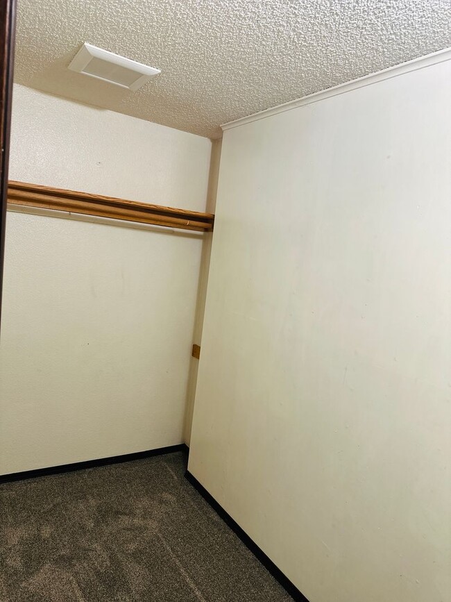 Building Photo - Charming & Quiet Little Home