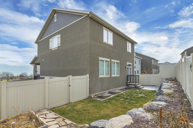 Building Photo - 258 W Willow Creek Dr