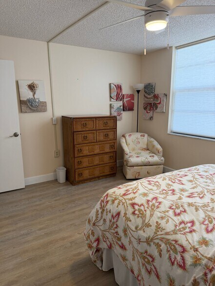 Building Photo - 7600 Sun Island Dr S