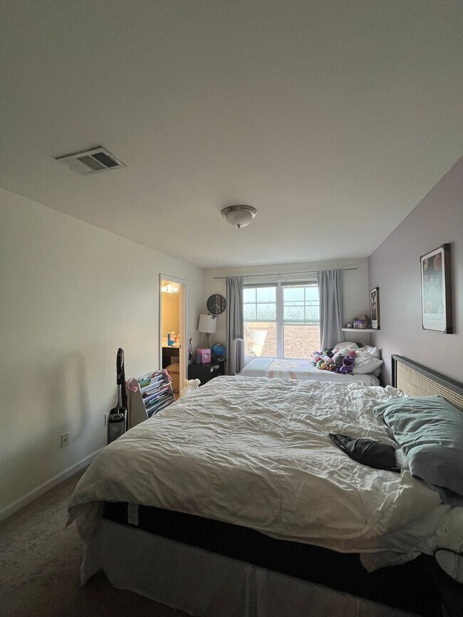 Building Photo - Townhome in Villages of Riverwood, Upgrades include Granite, Hdwd Floors, 1 Car Garage, Community...