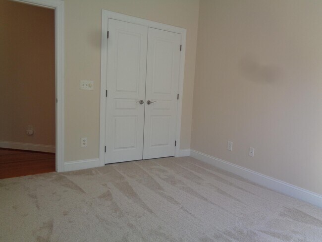 Building Photo - 914 Providence Glen Dr