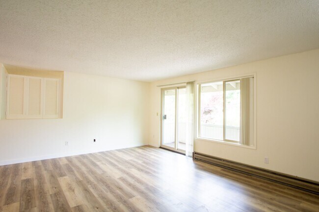 Building Photo - Spacious Top Flr 2Bdr Flat, W/D Hk-Up, D/W...