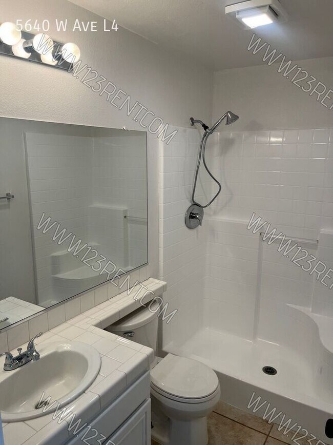 Building Photo - 5640 W Ave L4