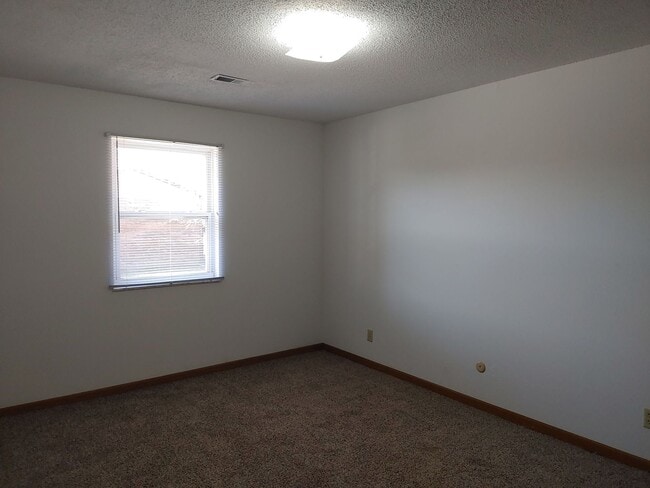 Building Photo - 604 Boxwood Dr