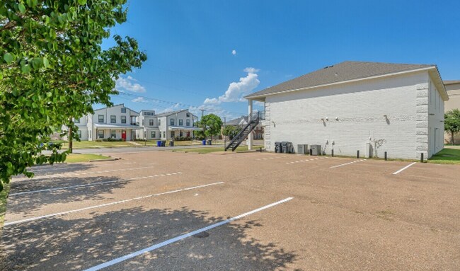 Building Photo - Beautiful 4 bed 4 bath