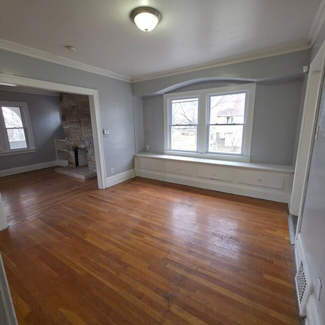 Building Photo - 3625 E 153rd St