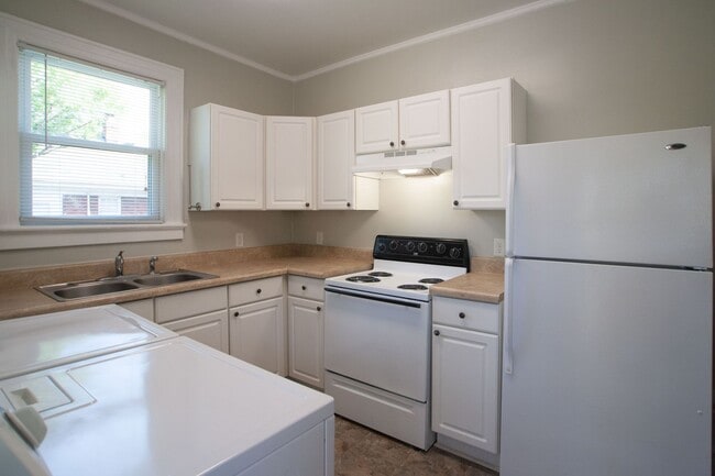 Building Photo - Quiet, Spacious 2BR/1BA