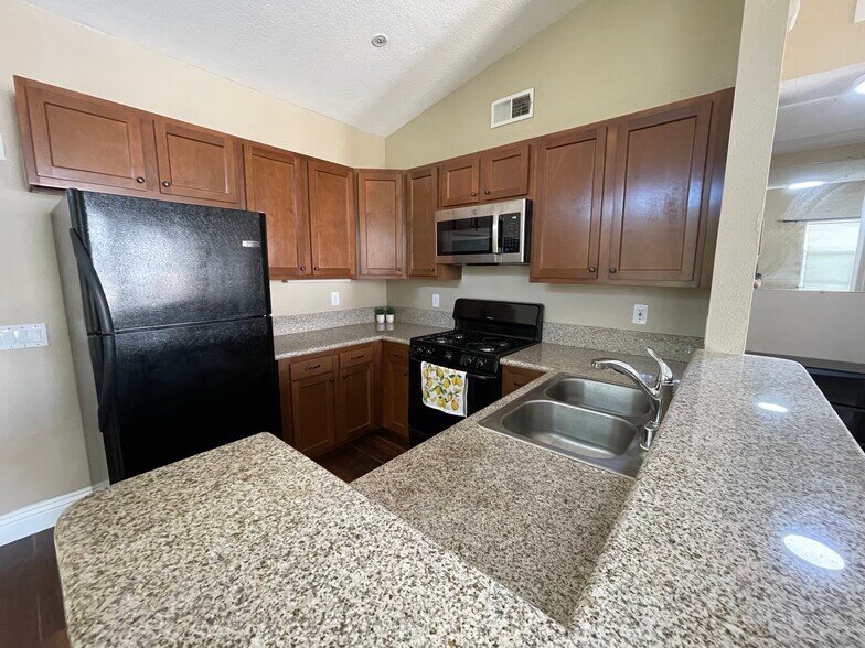 Kitchen Granite countertops. Newer cabinets - 19431 Rue De Valore Rue